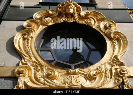 Tour de Saint Thomas, l'église de Bach reflète dans la fenêtre d'or doré orné du châssis de fenêtre à Leipzig, en Allemagne. Banque D'Images