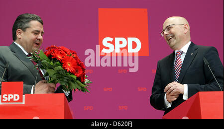 Président du SPD, Sigmar Gabriel (L), félicite le Schleswig-Holstein candidat de tête les sociaux-démocrates (SPD), Torsten Albig, au Willy Brandt à Berlin, Allemagne, 07 mai 2012. Chef du SPD, Sigmar Gabriel, estime pour former un gouvernement avec les Verts et la Fédération des électeurs du Schleswig du Sud (SSW). Photo : WOLFGANG KUMM Banque D'Images