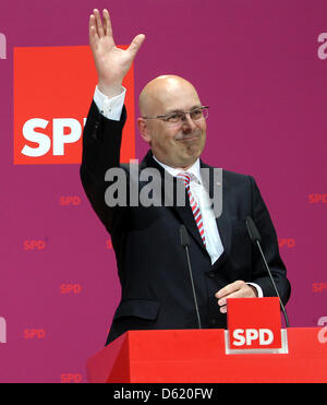 Schleswig-Holstein candidat de tête les sociaux-démocrates (SPD), Torsten Albig, des vagues au cours d'une réunion des parties à la maison Willy Brandt à Berlin, Allemagne, 07 mai 2012. Chef du SPD, Sigmar Gabriel, estime pour former un gouvernement avec les Verts et la Fédération des électeurs du Schleswig du Sud (SSW). Photo : WOLFGANG KUMM Banque D'Images