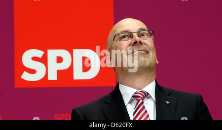 Schleswig-Holstein candidat de tête les sociaux-démocrates (SPD), Torsten Albig, sourit lors d'une réunion des parties à la maison Willy Brandt à Berlin, Allemagne, 07 mai 2012. Chef du SPD, Sigmar Gabriel, estime pour former un gouvernement avec les Verts et la Fédération des électeurs du Schleswig du Sud (SSW). Photo : WOLFGANG KUMM Banque D'Images