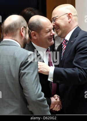 Schleswig-Holstein candidat de tête les sociaux-démocrates (SPD), Torsten Albig (R), est accueilli par le premier maire de Hambourg Olaf Scholz (C) et le président du Parlement Européen Martin Schulz (L) avant la réunion du comité du parti SPD au Willy Brandt à Berlin, Allemagne, 07 mai 2012. Chef du SPD, Sigmar Gabriel, estime pour former un gouvernement avec les Verts et le Sud Schles Banque D'Images