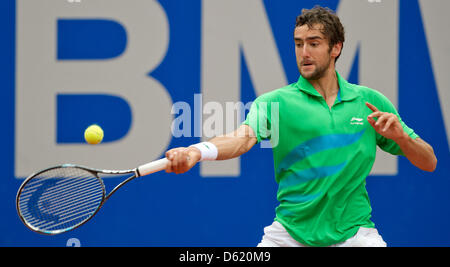 Marin Cilic de Croatie renvoie la balle à commentaires de l'Allemagne pendant le match final de la tournoi ATP à Munich, Allemagne, 06 mai 2012. Photo : Sven Hoppe Banque D'Images