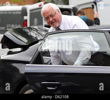 Laissant le premier ministre du Schleswig-Holstein, Peter Harry Carstensen, arrive pour une réunion de la Commission d'État démocrates-chrétiens à Kiel, Allemagne, le 7 mai 2012. Un jour après l'élections de l'état, la lutte sur les coalitions possibles a commencé. Les sociaux-démocrates, le Parti vert et calme se prépare pour une 'Danish' feu coalition. Les chrétiens-démocrates, Contraty clai Banque D'Images