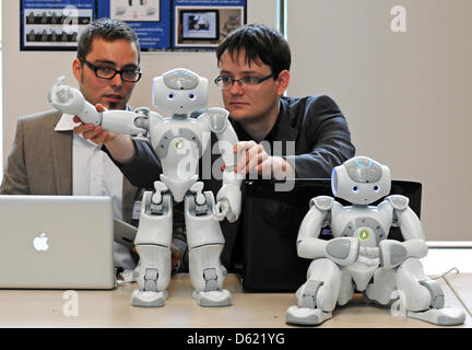 Les étudiants au doctorat David Vogt (L) et Erik Berger de l'Université de Freiberg Bergakademie Sciences Appliquée et leurs robots Gerry (L) et de participer à la première réunion du robot de Saxe à Dresde, Allemagne, 09 mai 2012. La réunion fait partie de la 'Ouvrir' eventof4Innovation2012 groupes reaearch Saxon avec le cyber-focus systèmes physiques, l'apprentissage par imitation, un contrôle à distance Banque D'Images