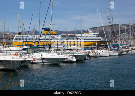 Toulon (Var, France) : 'MEGA Ferry EXPRESS' le long du quai Banque D'Images