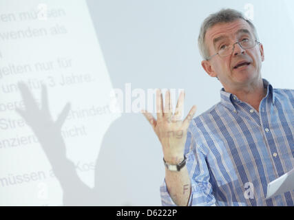 Chef de la low-cost irlandaise Ryanair, Michael O'Leary s'exprime sur les effets de l'aide d'état de l'UE Enquête sur les aéroports allemands lors d'une conférence de presse au près de l'aéroport Hahn Lautzenhausen, Allemagne, 09 mai 2012. La commission de l'UE accuse les aéroports de l'attribution des aides illicites. Photo : THOMAS FREY Banque D'Images