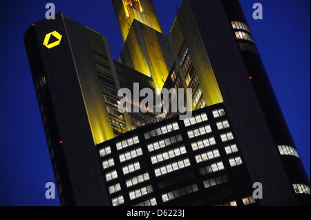 Fichier - une archive photo datée du 22 février 2011 montre le siège de la Commerzbank AG au crépuscule à Francfort, Allemagne. La Banque publiera ses résultats du premier trimestre de 2012 le 09 mai 2012. Photo : Arne Dedert Banque D'Images