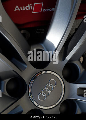 Le logo Audi peut être vu sur une roue pendant la réunion générale de l'Audi à Ingolstadt, Allemagne, le 10 mai 2012. Audi a réussi à poursuivre son succès à partir de l'année précédente. Photo : PETER KNEFFEL Banque D'Images