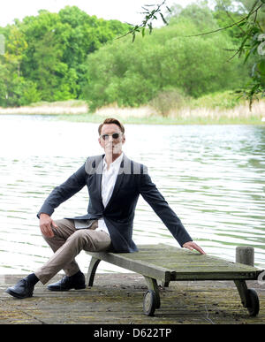 Fashion designer allemand Wolfgang Joop pose sur une jetée à Heiligen Voir à Potsdam, Allemagne, 10 mai 2012. Joop a présenté une nouvelle collection de sa marque Wunderkind pour la première fois après une pause plus longue. Photo : BERND SETTNIK Banque D'Images