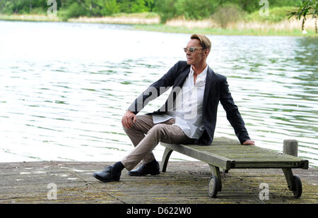 Fashion designer allemand Wolfgang Joop pose sur une jetée à Heiligen Voir à Potsdam, Allemagne, 10 mai 2012. Joop a présenté une nouvelle collection de sa marque Wunderkind pour la première fois après une pause plus longue. Photo : BERND SETTNIK Banque D'Images