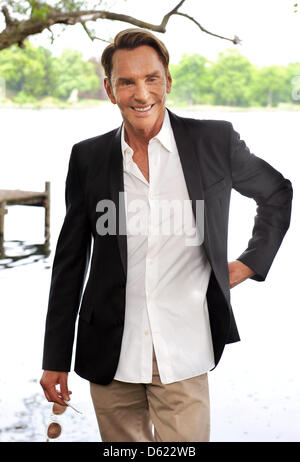 Fashion designer allemand Wolfgang Joop pose sur une jetée à Heiligen Voir à Potsdam, Allemagne, 10 mai 2012. Joop a présenté une nouvelle collection de sa marque Wunderkind pour la première fois après une pause plus longue. Photo : BERND SETTNIK Banque D'Images