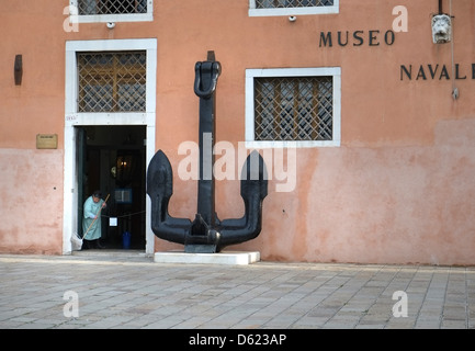 Un environnement plus mops l'entrée du Musée Naval, Venise, Italie. Ancre de cuirassé SMS Tegetthoff Banque D'Images