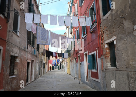 Lave-hung out entre des appartements dans le quartier de l'Arsenal de Venise, Italie Banque D'Images