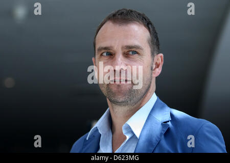 Hans-Dieter Flick, entraîneur adjoint de l'équipe nationale de football allemande, pose pour une photo dans le hall de l'hôtel Sheraton à l'aéroport de Frankfurt am Main, Allemagne, 11 mai 2012. L'équipe nationale de football allemande quitte pour l'île italienne de Sardaigne à former pour l'UEFA Euro 2012. Photo : FREDRIK VON ERICHSEN Banque D'Images