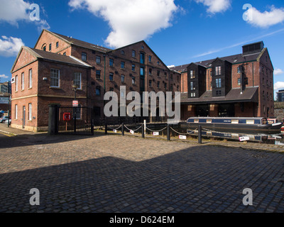 Canal Sheffield Victoria Quays après travaux de restauration dispose d'amarrage bateau hôtels cafés bars et magasins marina UK Banque D'Images