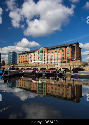 Canal Sheffield Victoria Quays après travaux de restauration dispose d'amarrage bateau hôtels cafés bars et magasins marina UK Banque D'Images