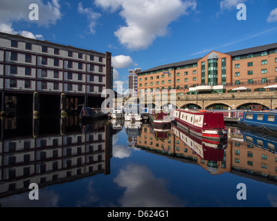 Canal Sheffield Victoria Quays après travaux de restauration dispose d'amarrage bateau hôtels cafés bars et magasins marina UK Banque D'Images