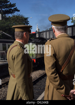 Deux officiers Arny habillé en 1940,s style clothing au cours de années 40 week-end sur Sheringham de Norfolk East Anglia Angleterre Banque D'Images