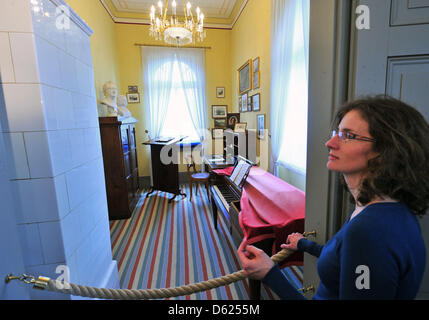 Une femme observe l'une chambre de la maison et le lieu du décès du compositeur Felix Mendelssohn Bartholdy durant la cérémonie d'ouverture de la promenade 'Leipzig Notenspur" dans le centre-ville de Leipzig, Allemagne, 12 mai 2012. L'Notenspur chemin relie 23 sites authentiques de musiciens célèbres ou des sites importants pour l'histoire de la musique sur un 5.3km tour à travers la ville. Bec tient à Leipzig Banque D'Images