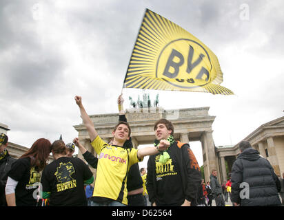 Fans de football soccer club Borussia Dortmund poser et applaudir devant la porte de Brandebourg à Berlin, Allemagne, 12 mai 2012. La DFB-Cup match final entre FC Bayern Munich et du Borussia Dortmund a lieu au stade Olypic à Berlin le même jour. Photo : STEPHANIE PILICK Banque D'Images