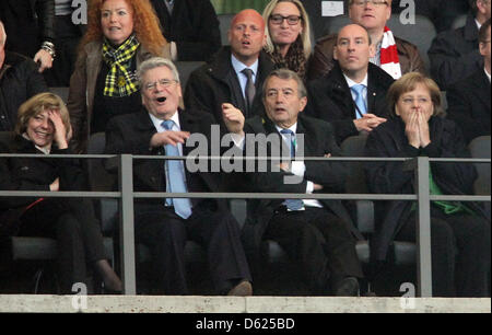 Daniela Schadt, partenaire de Président allemand Joachim Gauck (L-R), Président de la Fédération allemande de football (DFB), Wolfgang Niersbach et chancelier allemand Angela Merkel (CDU) réagissent après le troisième but de Dortmund lors de la DFB Allemande de football match final entre Borussia Dortmund et FC Bayern Munich au Stade Olympique de Berlin, Allemagne, 12 mai 2012. Photo : Kay Nietfeld dpa/l Banque D'Images