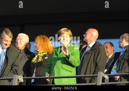 Chancelier allemand Angela Merkel (CDU) vagues avant la finale de la Coupe DFB Allemand match de foot entre Borussia Dortmund et FC Bayern Munich au Stade Olympique de Berlin, Allemagne, 12 mai 2012. Photo : Soeren Stache apd/lbn (ATTENTION : La DFB interdit l'utilisation et la publication d'images séquentielles sur l'internet et autres médias en ligne pendant le match (y compris la mi-temps) Banque D'Images