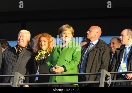 Chancelier allemand Angela Merkel (CDU) sourit avant de la DFB Allemande de football match final entre le Borussia Dortmund et le FC Bayern Munich au Stade Olympique de Berlin, Allemagne, 12 mai 2012. Photo : Soeren Stache apd/lbn (ATTENTION : La DFB interdit l'utilisation et la publication d'images séquentielles sur l'internet et autres médias en ligne pendant le match (y compris la mi-temps Banque D'Images