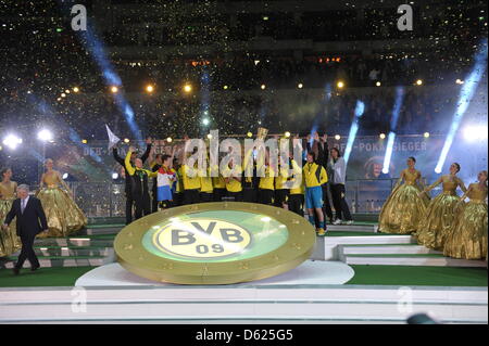 L'équipe de Dortmund célèbre avec le trophée après avoir remporté la finale de la Coupe DFB Allemand match de football entre le Borussia Dortmund et le FC Bayern Munich au Stade Olympique de Berlin, Allemagne, 12 mai 2012. Dortmund a gagné 5-2. Photo : Soeren Stache apd/lbn (ATTENTION : La DFB interdit l'utilisation et la publication d'images séquentielles sur l'internet et autres médias en ligne au cours du matc Banque D'Images