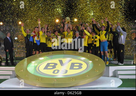 Le capitaine Dortmund Sebastian Kehl (C) célèbre avec le trophée après le président allemand Joachim Gauck (C -R) a remis après la finale de la Coupe DFB Allemand match de foot entre Borussia Dortmund et FC Bayern Munich au Stade Olympique de Berlin, Allemagne, 12 mai 2012. Dortmund a gagné 5-2. Photo : Soeren Stache apd/lbn (ATTENTION : l'utilisation et de la DFB interdit la publication Banque D'Images