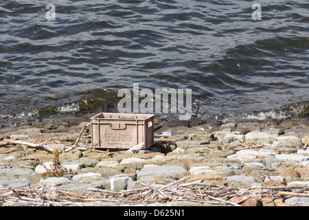 Une vieille caisse de bière de la brasserie "Clubs" de Pontyclun, échoués sur le rivage artificiel de la baie de Cardiff. Banque D'Images