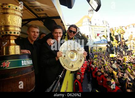 Robert Lewandowski et Roman Weidenfeller (R) des champions de football Bundesliga Borussia Dortmund tenir le trophée du championnat de football allemand et le trophée de la Coupe DFB allemand au cours d'une parade dans les rues de Dortmund, le 13 mai 2012. Le Borussia Dortmund a remporté l'Allemand dfb DFB Pokal) (finale contre le Bayern de Munich à Berlin hier. Photo : Ina Fassbender dpa/lnw Banque D'Images