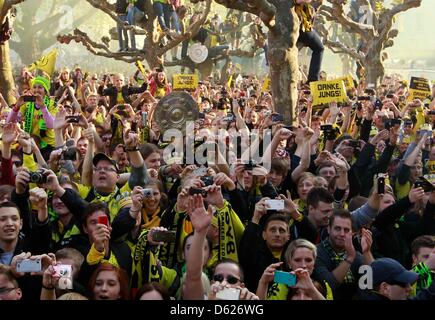 Les partisans des champions de football allemand Borussia Dortmund célébrer leur équipe lors d'une parade dans les rues de Dortmund, le 13 mai 2012. Le Borussia Dortmund a remporté l'Allemand dfb DFB Pokal) (finale contre le Bayern de Munich à Berlin hier. Photo : Ina Fassbender dpa/lnw  + + +(c) afp - Bildfunk + + + Banque D'Images