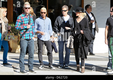 Tom Dumont, Tony Kanal, Gwen Stefani, Adrian Young laissant le déjeuner à Porta Via dans Beverly Hills avec des membres de sa bande ne Banque D'Images