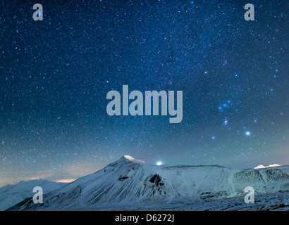Nuit étoilée-Voie Lactée sur paysage couvert de neige, de l'Islande Banque D'Images