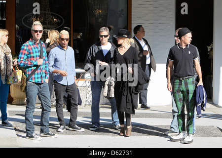 Tom Dumont, Tony Kanal, Gwen Stefani, Adrian Young laissant le déjeuner à Porta Via dans Beverly Hills avec des membres de sa bande ne Banque D'Images