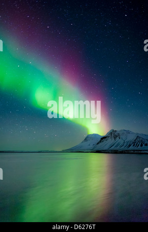 Aurora Borealis ou Northern Lights, Kolgrafarfjordur, Péninsule de Snæfellsnes, l'Islande Banque D'Images