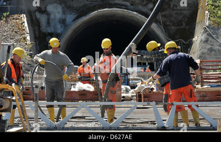 Le Grubental pont est en construction près de Goldisthal, Allemagne, 14 mai 2012. Le pont fait partie de la nouvelle ligne de chemin de fer Nuremberg-Berlin, qui coûte 10 millions d'euros et devrait fonctionner en 2017. Photo : Martin Schutt Banque D'Images