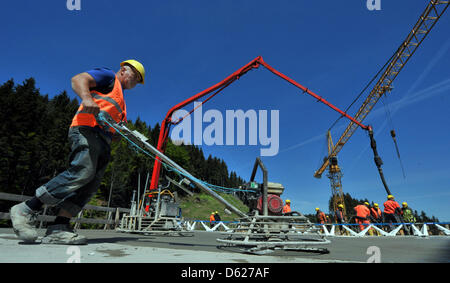 Le Grubental pont est en construction près de Goldisthal, Allemagne, 14 mai 2012. Le pont fait partie de la nouvelle ligne de chemin de fer Nuremberg-Berlin, qui coûte 10 millions d'euros et devrait fonctionner en 2017. Photo : Martin Schutt Banque D'Images