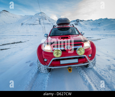 La conduite hors route sur un jour de neige dans l'ouest de l'Islande Banque D'Images