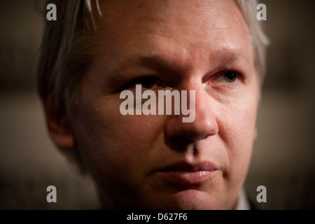 Julian Assange le fondateur de Wikileaks est vu lors d'une conférence de presse, un club de première ligne le 27 février 2012, Londres Banque D'Images