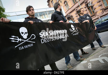 Sea Shepherd partisans de protestation devant le tribunal régional, où la détention du fondateur de l'animal rights group, Paul Watson, est en cours d'examen à Frankfurt am Main, Allemagne, 14 mai 2012. Monsieur le Watsonis se tiennent sur un mandat d'arrêt international du Costa Rica. Photo : FRANK RUMPENHORST Banque D'Images