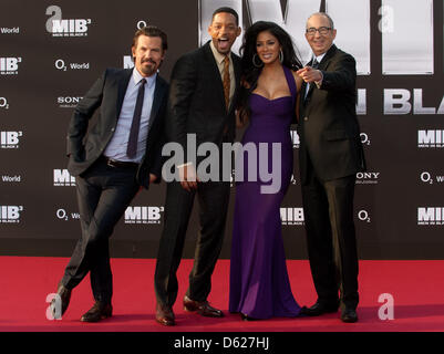 Acteurs américains Josh Brolin (L-R), Will Smith et Nicole Scherzinger et Barry Sonnenfeld directeur assister à la première Allemande de leur nouveau film "Les hommes en noir 3' à Berlin, Allemagne, 14 mai 2012. Le film commence dans les salles allemandes le 24 mai 2012. Photo : JOERG CARSTENSEN Banque D'Images