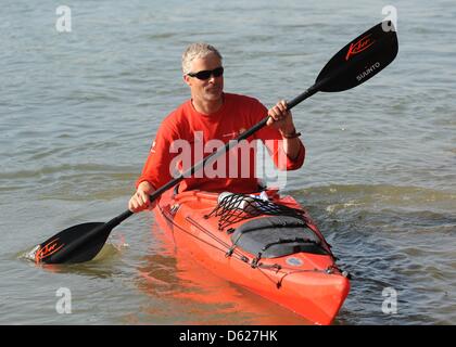 La nageuse extrême suisse Ernst Bromeis lignes son kayak à Breisach, Allemagne, 14 mai 2012. Sur sa tournée sur le Rhin, M. Bromeis bascule sur un kayak pour la plus grande partie du reste du voyage. Il avait initialement prévu de nager à travers l'ensemble de la Rhin des Alpes à la mer du Nord. Photo : PATRICK SEEGER Banque D'Images