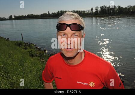 La nageuse extrême suisse Ernst Bromeis pose pour une photo à Breisach, Allemagne, 14 mai 2012. Sur sa tournée sur le Rhin, M. Bromeis bascule sur un kayak pour la plus grande partie du reste du voyage. Il avait initialement prévu de nager à travers l'ensemble de la Rhin des Alpes à la mer du Nord. Photo : PATRICK SEEGER Banque D'Images