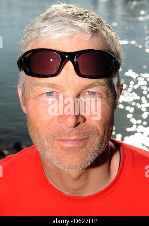 La nageuse extrême suisse Ernst Bromeis pose pour une photo à Breisach, Allemagne, 14 mai 2012. Sur sa tournée sur le Rhin, M. Bromeis bascule sur un kayak pour la plus grande partie du reste du voyage. Il avait initialement prévu de nager à travers l'ensemble de la Rhin des Alpes à la mer du Nord. Photo : PATRICK SEEGER Banque D'Images