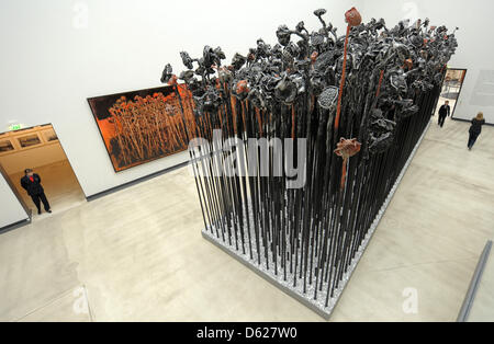 Une femme passe devant une sculpture en aluminium "vivre ensemble" (2012) de l'artiste chinois Xu Jiang au Kunsthalle im Lipsiusbau à Dresde, Allemagne, le 15 mai 2012. L'exposition intitulée 'Re-Generation' est Xu Jiang s première grande rétrospective en Allemagne et fait partie intégrante de l'année Chinoise de la Culture en 2012. L'exposition sera ouverte jusqu'au 18 août 2012. Photo : MATTHIAS HIEKEL Banque D'Images