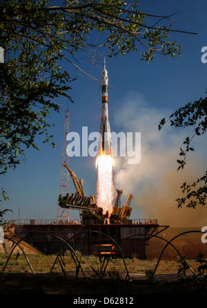 La fusée Soyouz TMA-04M lance depuis le cosmodrome de Baïkonour au Kazakhstan, le mardi, 15 mai 2012, exerçant son commandant de Soyouz 31 Expédition Gennady Padalka, ingénieur de vol de la NASA Joseph Acaba et ingénieur de vol Sergei Revin à la Station spatiale internationale. Crédit obligatoire . : Bill Ingalls / NASA via CNP Banque D'Images