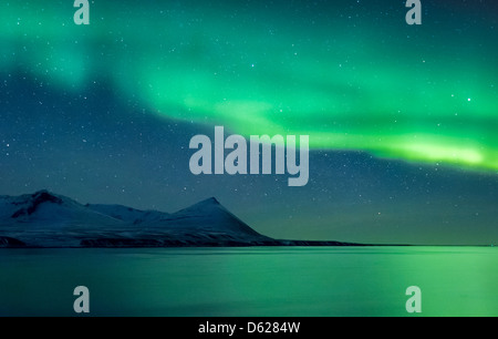 Aurora Borealis ou Northern Lights, Kolgrafarfjordur, Péninsule de Snæfellsnes, l'Islande Banque D'Images