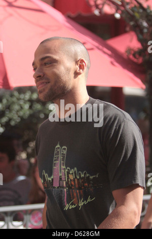 L'acteur Jesse Williams fait une apparition sur 'Extra' du Grove à Hollywood Los Angeles California Banque D'Images