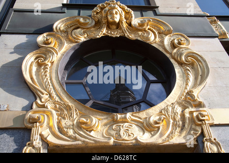 Tour de Saint Thomas, l'église de Bach reflète dans la fenêtre d'or doré orné du châssis de fenêtre à Leipzig, en Allemagne. Banque D'Images